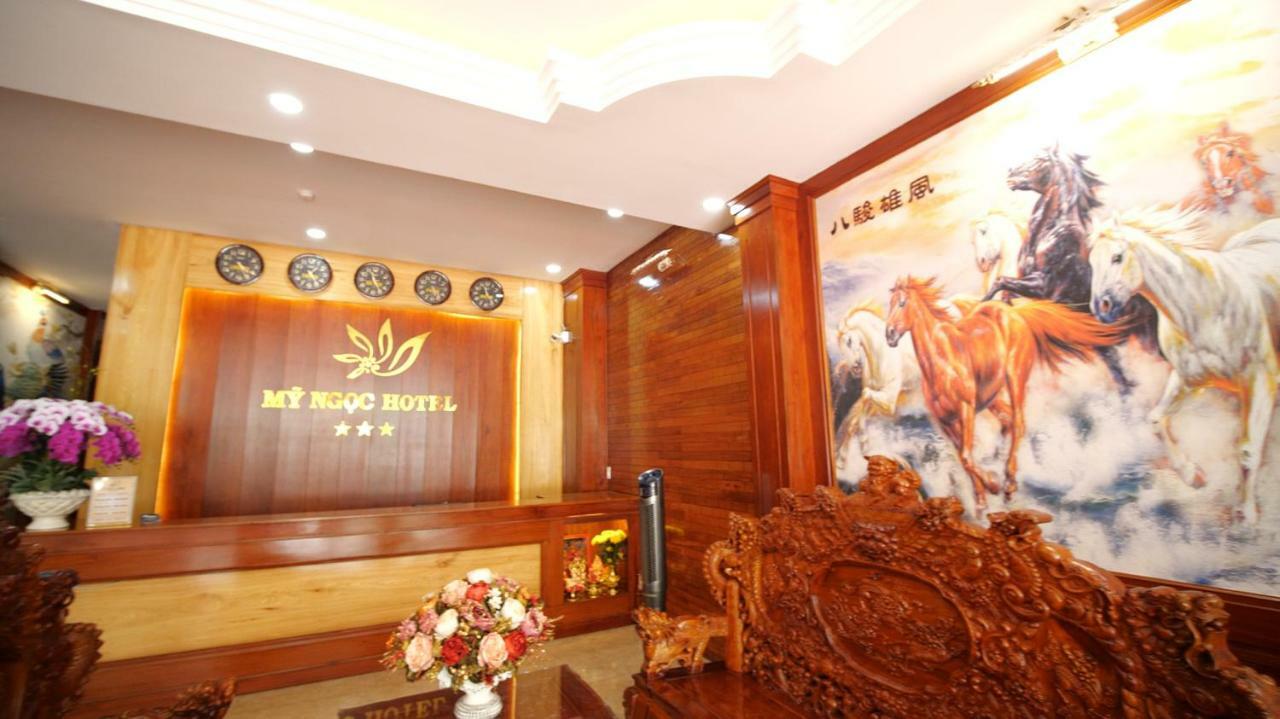 Khach San My Ngoc Hotel บวนมาถวต ภายนอก รูปภาพ